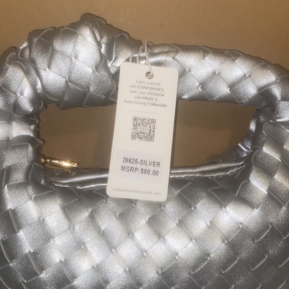 Urban Expressions Woman Tracy Woven Clutch silver new with tags - Picture 3 of 6